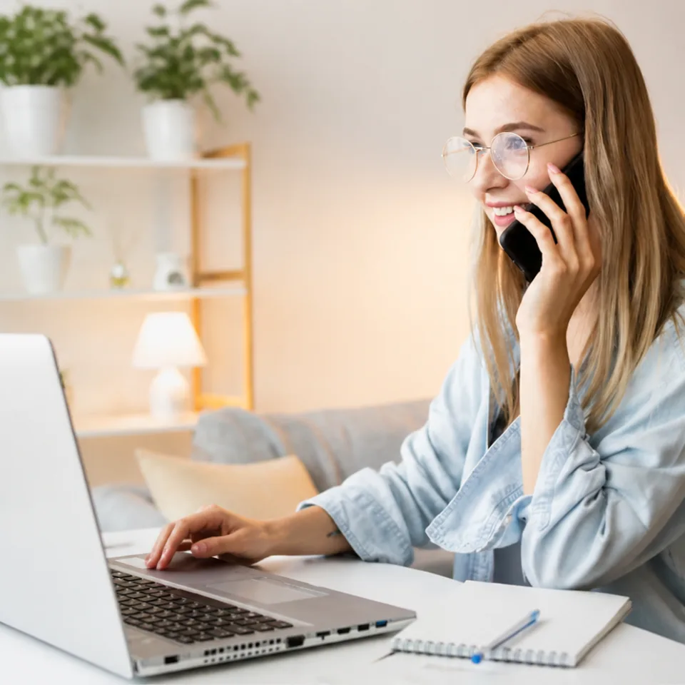 HR asszisztens telefonos jelöltinterjú közben