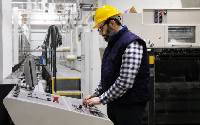 Gyártástechnológus automatizált gépsor mellett